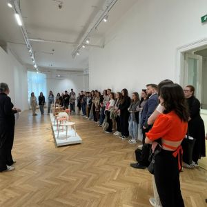 Posjeta izložbi ENSŌ i predavanje dizajnerice Nataše Perković u okviru nastave na predmetu „Enterijeri i dizajn 3“ i posjeta salonu Zanat u zgradi Umjetničke galerije BiH