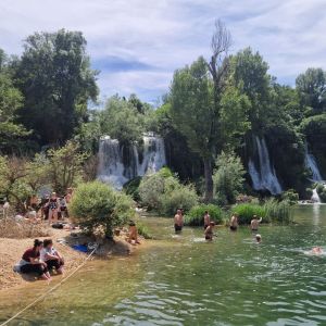 Uspješno realizovan teambuilding kolektiva Arhitektonskog fakulteta: Kanu safari na rijeci Trebižat i posjeta vodopadu Kravice